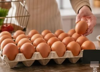 Preço dos ovos começa a cair e alivia o bolso do consumidor Bandeja de ovos sobre bancada com etiqueta de preço discreta em cena que representa queda no preço dos ovos