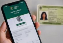 Eleitores têm até 6 de maio para emitir ou regularizar o título Celular com aplicativo e-Título aberto para regularizar título de eleitor antes do prazo das eleições de 2026