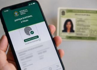 Eleitores têm até 6 de maio para emitir ou regularizar o título Celular com aplicativo e-Título aberto para regularizar título de eleitor antes do prazo das eleições de 2026