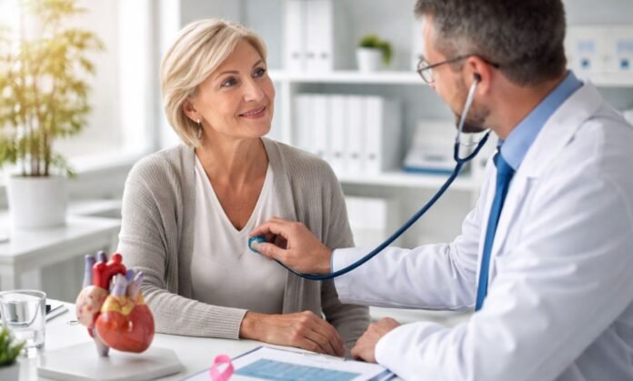 Consulta médica sobre saúde cardiovascular e câncer em ambiente hospitalar moderno