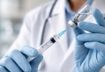 Casos de VSR avançam e ampliam alerta sanitário no país Vacina contra vírus sincicial respiratório em atendimento clínico