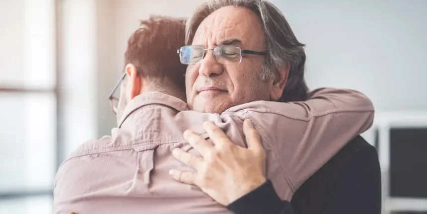 Perdão melhora saúde mental em abraço de reconciliação entre duas pessoas adultas