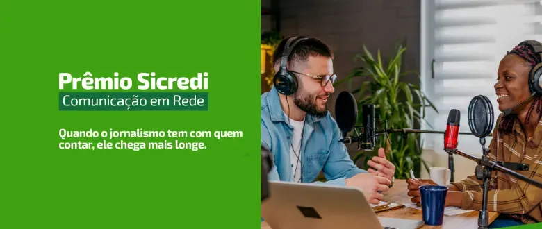 Apresentadores gravam podcast em estúdio com microfones, fones de ouvido e ambiente profissional de comunicação