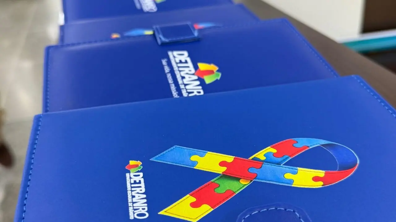 Carteira Azul do Detran-RO com símbolo do autismo para condutores com TEA em Rondônia