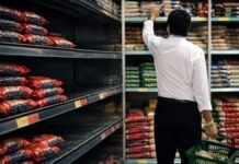 Excesso de chuvas eleva preço do feijão e pressiona cesta básica Cesta básica mais cara com feijão em destaque em supermercado