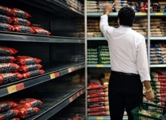 Excesso de chuvas eleva preço do feijão e pressiona cesta básica Cesta básica mais cara com feijão em destaque em supermercado