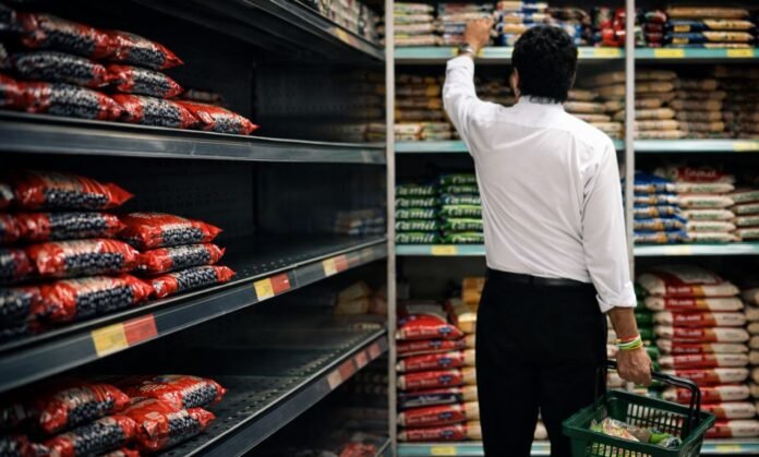 Cesta básica mais cara com feijão em destaque em supermercado