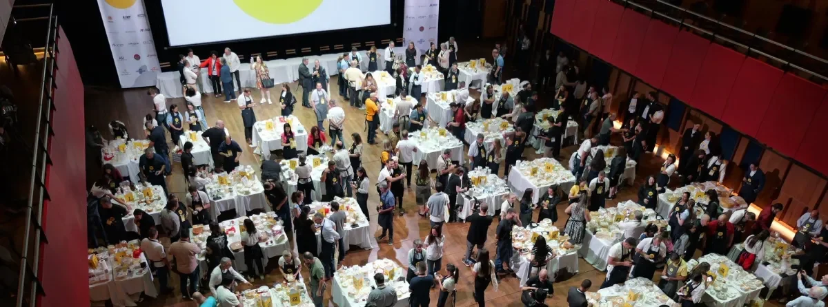 Vista aérea do Mundial do Queijo do Brasil 2026 em São Paulo com jurados, produtores e mesas de avaliação