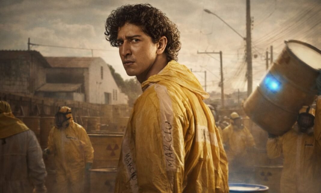 Emergência Radioativa série Netflix mostra homem com traje de proteção em cenário de contaminação com césio-137 em Goiânia