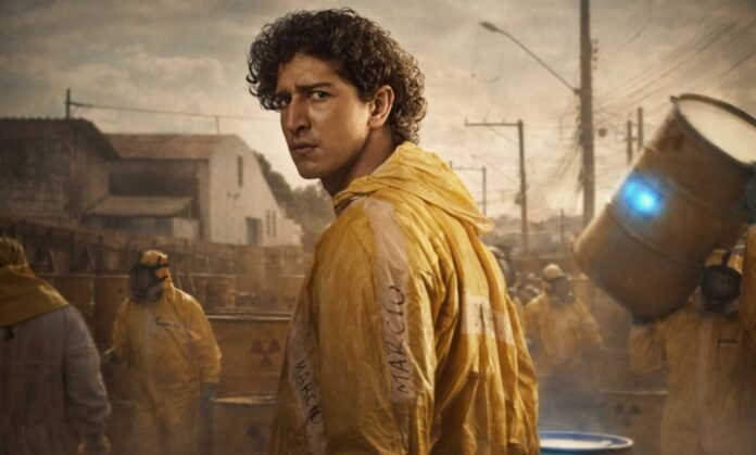 Emergência Radioativa série Netflix mostra homem com traje de proteção em cenário de contaminação com césio-137 em Goiânia