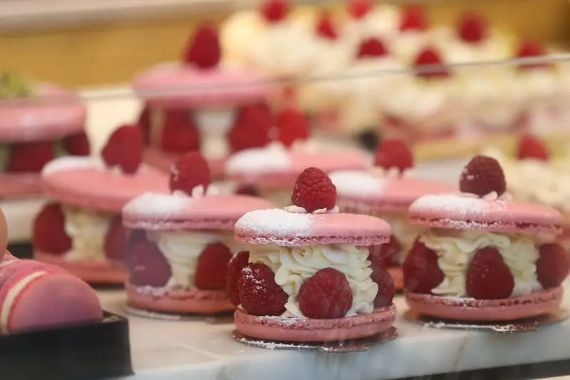 Deliciosos macarons com framboesas
