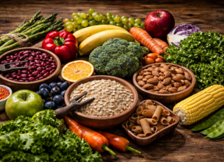 Fibra e proteína quanto mais nem sempre é melhor Fibra e proteína em alimentos saudáveis dispostos sobre mesa de madeira