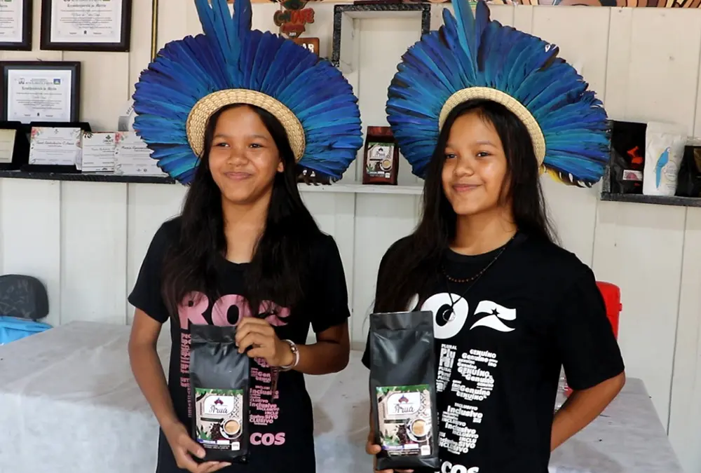 Jovens indígenas da etnia Aruá exibem café orgânico produzido em Rondônia com destaque para cultura e sustentabilidade
