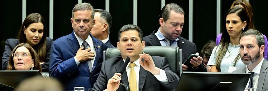 Reunião de políticos em debate