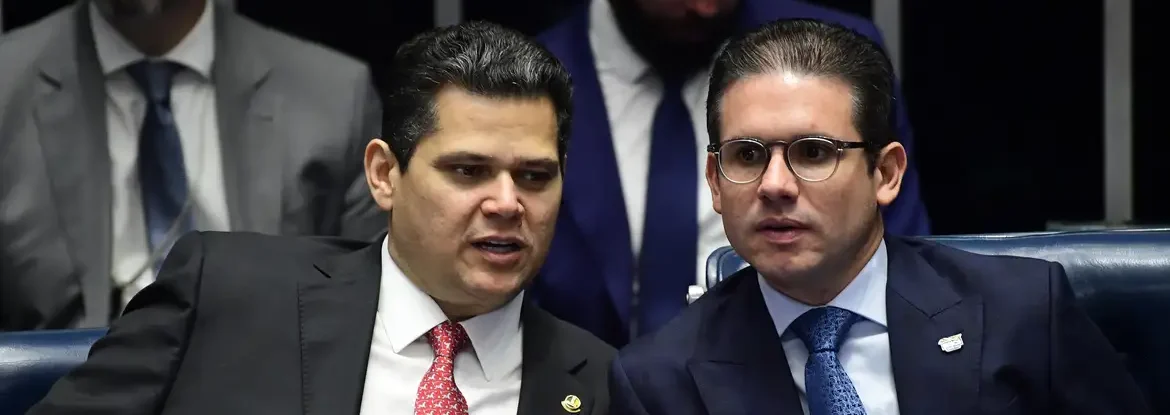 senadores conversam durante sessão no Senado em meio à articulação de votos para sabatina de Jorge Messias