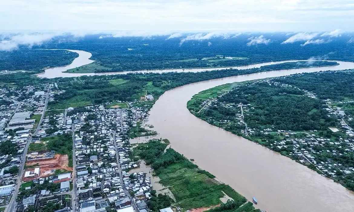 Emergência no Acre mostra rio cheio próximo a bairros e áreas ribeirinhas