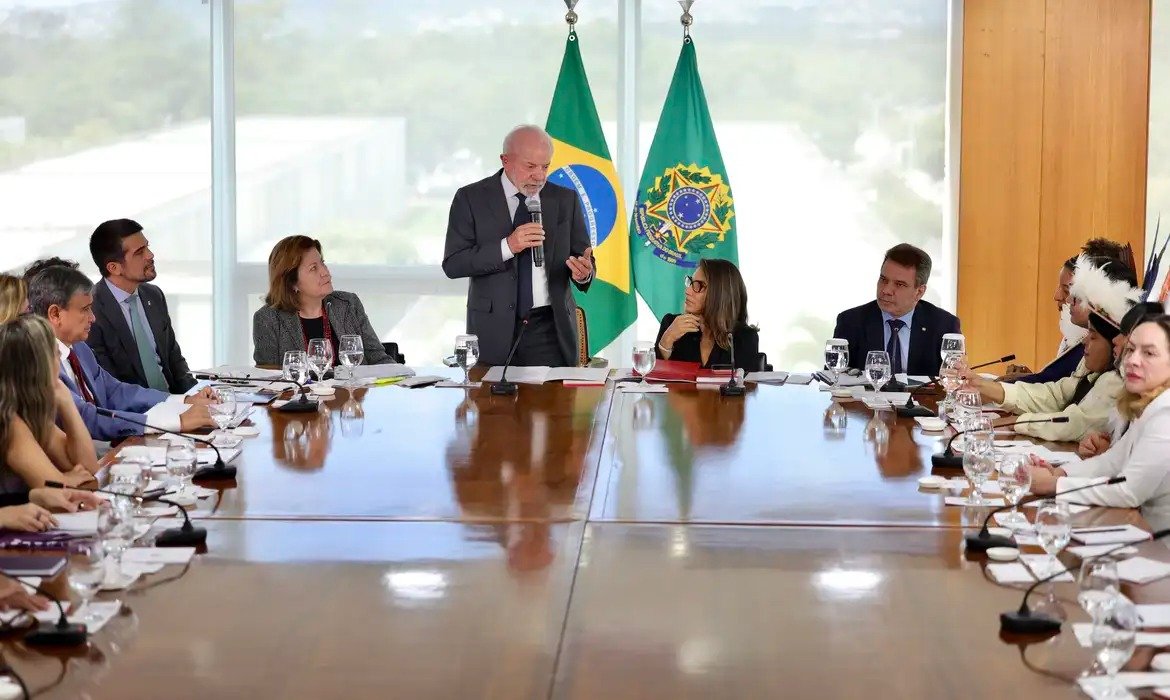 Lula durante reunião no Planalto ao sancionar leis de combate à violência contra mulheres