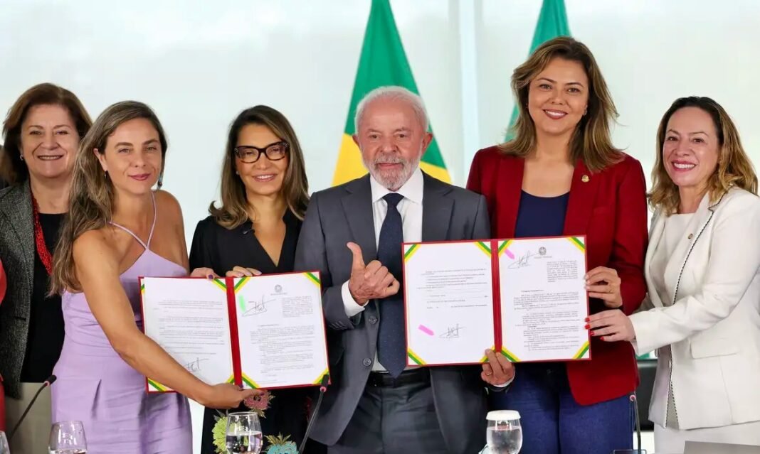 Lula sanciona leis para reforçar combate à violência contra mulheres