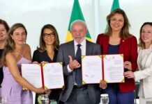 Lula sanciona leis para reforçar combate à violência contra mulheres Lula posa com ministras e autoridades após sancionar leis de proteção às mulheres no Planalto
