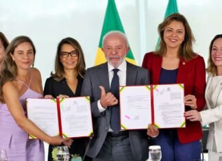 Lula sanciona leis para reforçar combate à violência contra mulheres Lula posa com ministras e autoridades após sancionar leis de proteção às mulheres no Planalto
