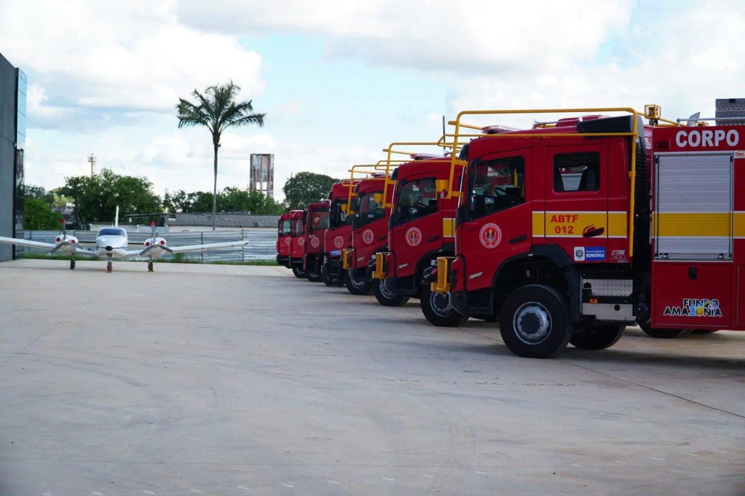 Caminhões de bombeiros estacionados alinhados.