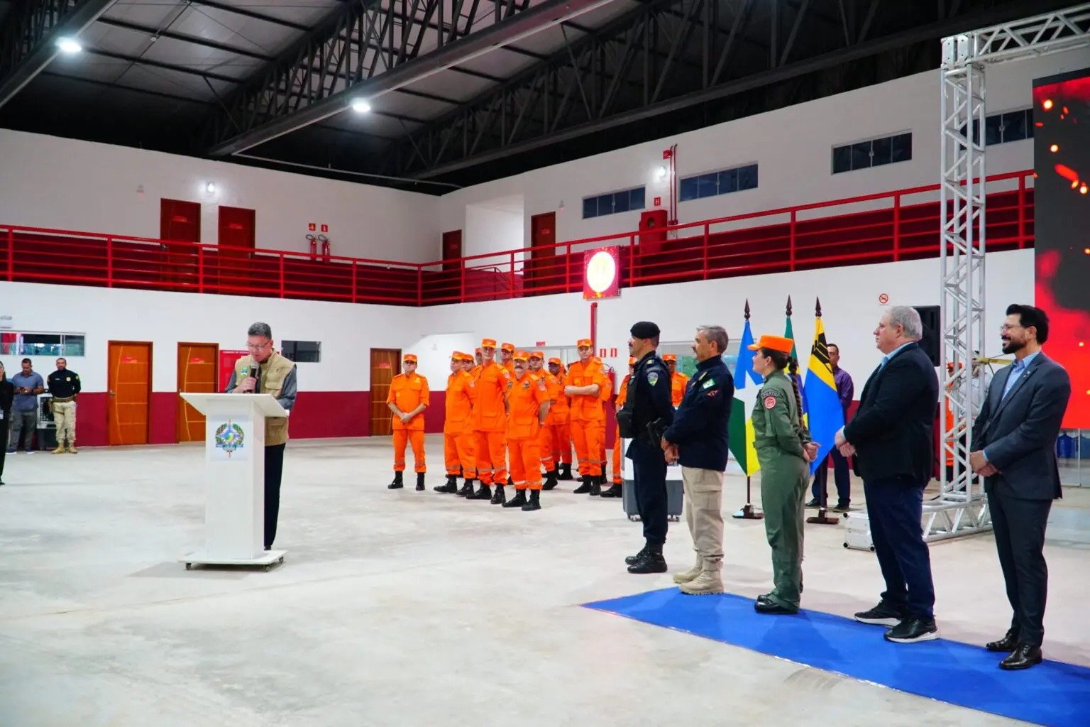 Inauguração de hangar com autoridades.