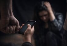 Menina salva mãe após pedido de socorro por mensagem menina salva mãe após enviar mensagem de socorro