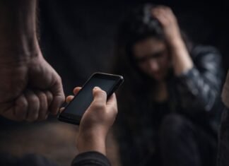 Menina salva mãe após pedido de socorro por mensagem menina salva mãe após enviar mensagem de socorro