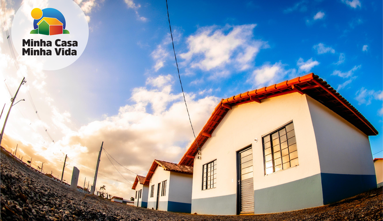 Casas populares do Minha Casa Minha Vida em conjunto habitacional sob céu azul