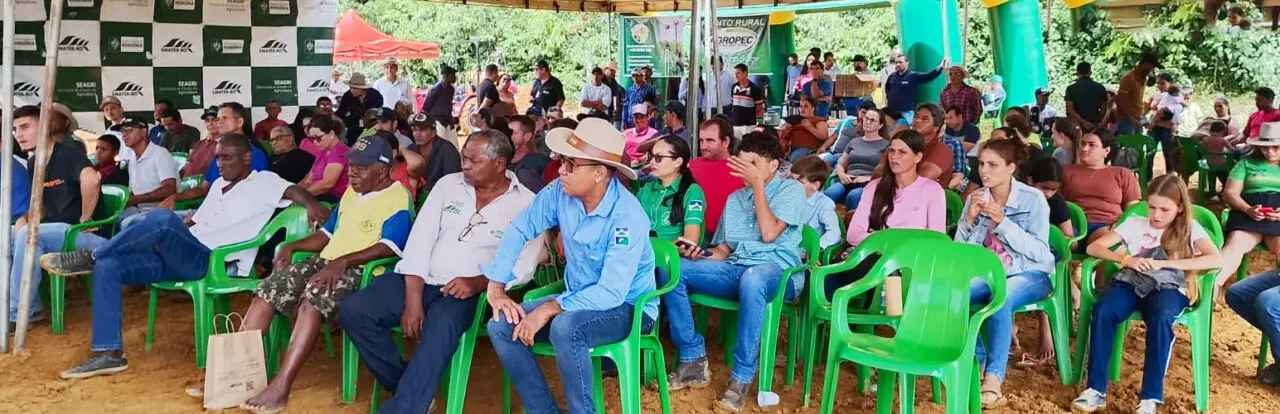 Pessoas sentadas em evento ao ar livre