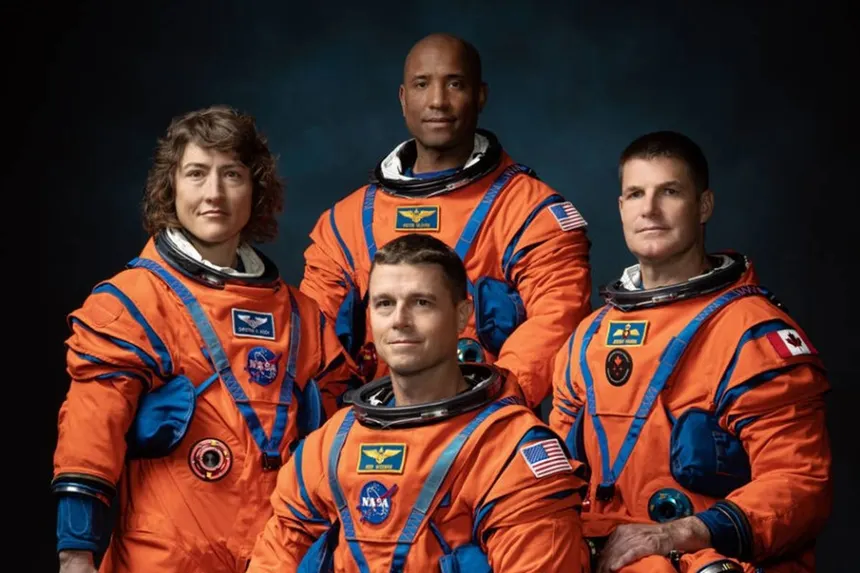 tripulação da Artemis 2 posa em retrato oficial com trajes espaciais da Nasa