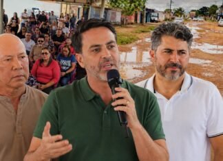 Assista: Pavimentação no Três Marias terá asfalto, drenagem e calçadas em Porto Velho Léo Moraes, Coronel Chrisóstomo e Marcos Rogério durante evento sobre a pavimentação no bairro Três Marias em Porto Velho