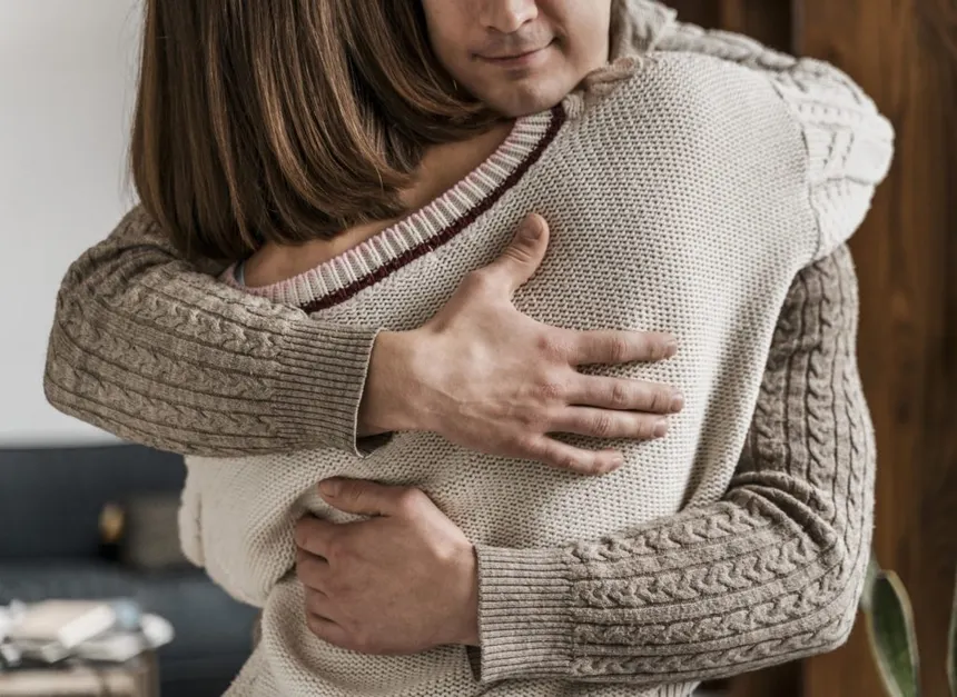 Perdão melhora saúde mental em abraço de reconciliação entre duas pessoas