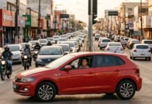 Taxa do CRLV de R$ 230,25 pode acabar em Rondônia e aliviar donos de mais de 1 milhão de veículos Motorista em avenida movimentada ilustra taxa do CRLV de R$ 230,25 em Rondônia