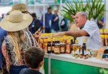 Rondônia inicia a semana com mais de 2,2 mil vagas de Emprego vagas de emprego em Rondônia em atendimento de feira de empregabilidade com candidatos e recrutador