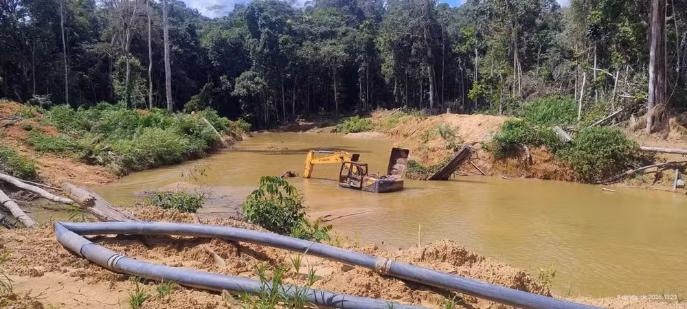Agente da Polícia Federal diante de ponte clandestina destruída em área de garimpo ilegal em RO