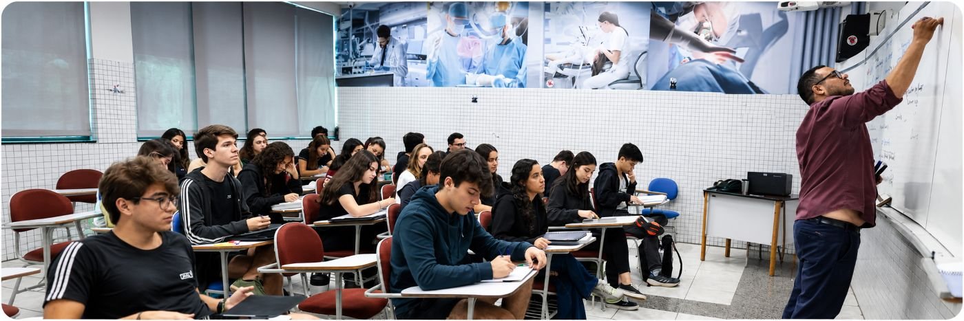 Estudantes em sala de aula universitária durante atividade acadêmica relacionada ao financiamento estudantil