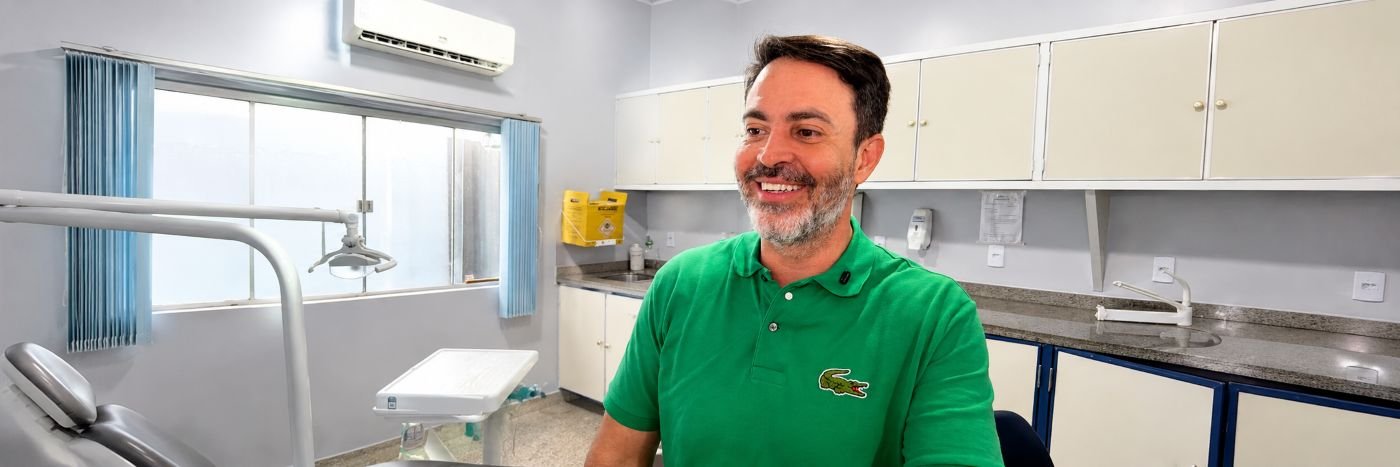 Consultório interno do Hospital Municipal de Porto Velho, com ambiente clínico equipado para atendimento de pacientes pelo SUS.