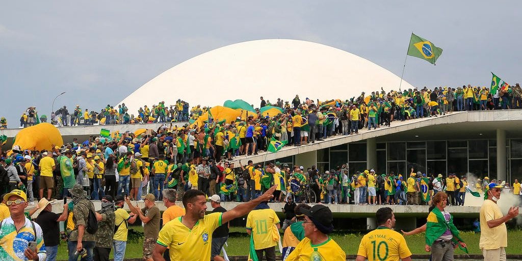 Manifestantes ocupam área externa do Congresso Nacional em Brasília durante os atos de 8 de janeiro