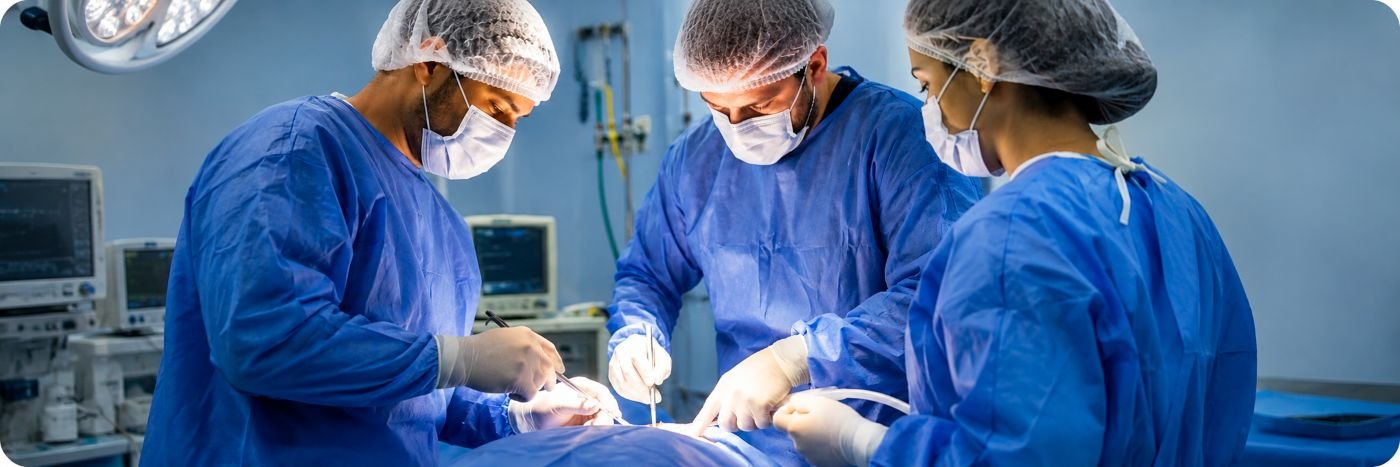 Cirurgias em Ji-Paraná são retomadas com equipe médica em procedimento no Hospital Municipal