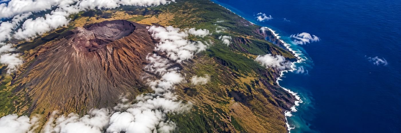 Tristão da Cunha mostra relevo vulcânico e isolamento no Atlântico Sul