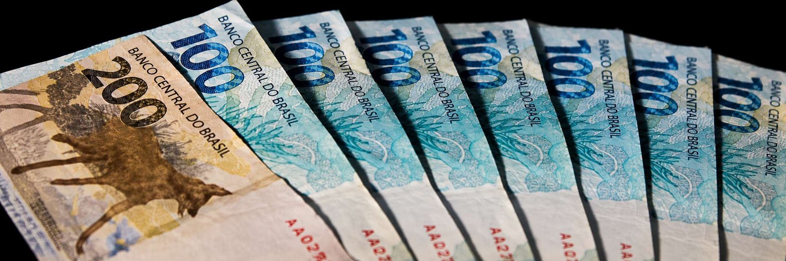 Notas de real em close macro representam renda média das famílias brasileiras em 2025