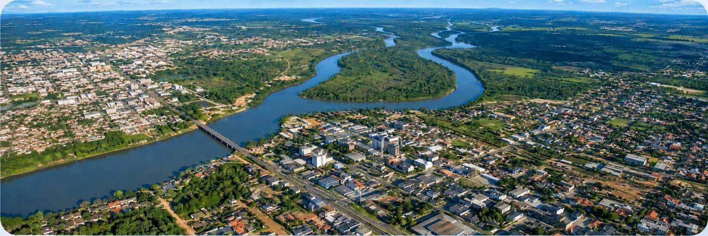 Vista aérea de Ji-Paraná com rio, ponte, área urbana e vegetação em imagem panorâmica