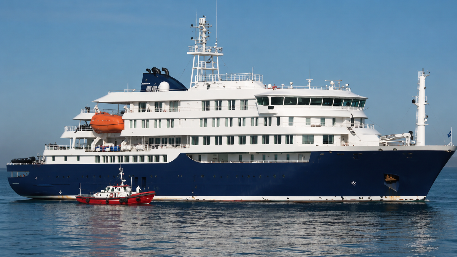 Navio Hondius em águas calmas durante operação relacionada a cruzeiro com hantavírus