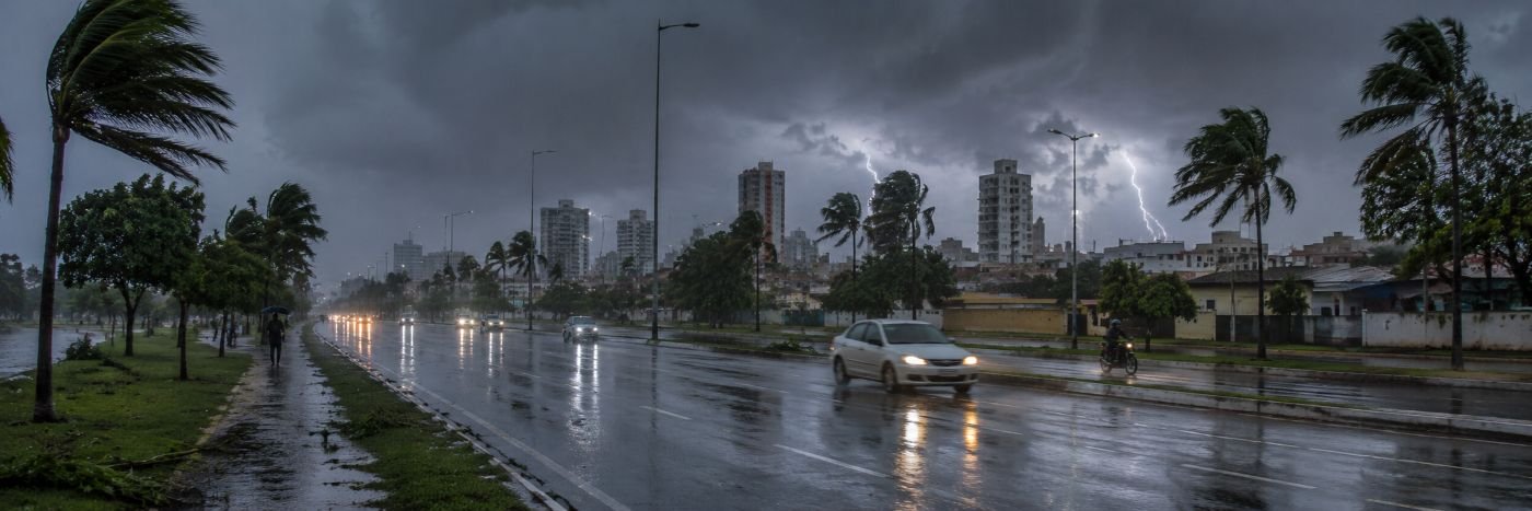 Chuvas intensas em Rondônia atingem cidades com vento forte, raios e pista molhada