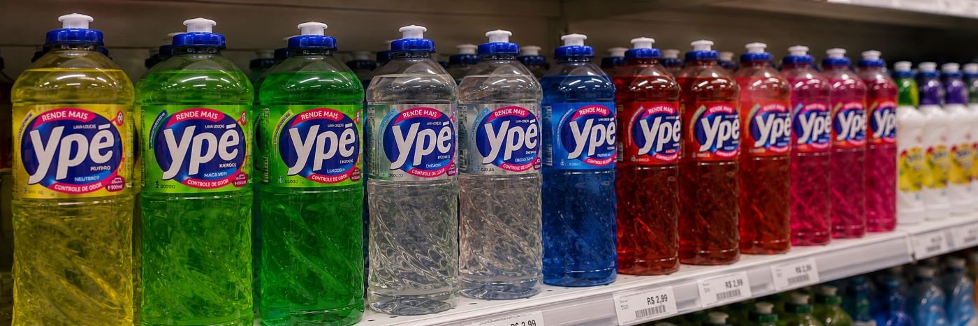 Produtos Ypê em prateleira de supermercado após recurso à Anvisa