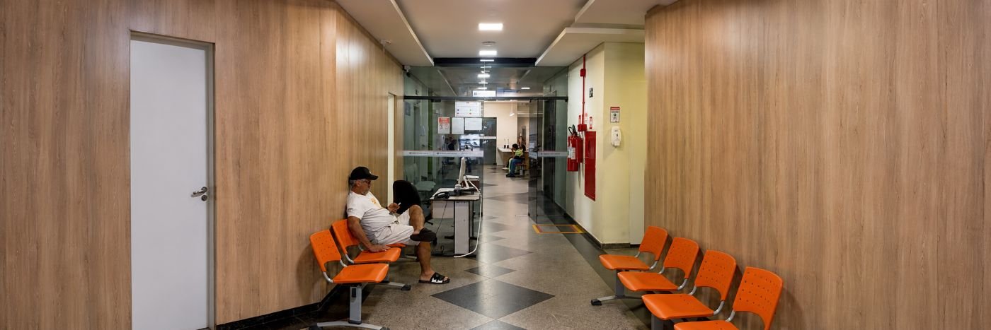 Área de espera interna do Hospital Municipal de Porto Velho, com cadeiras, corredor de atendimento e ambiente preparado para receber pacientes do SUS.