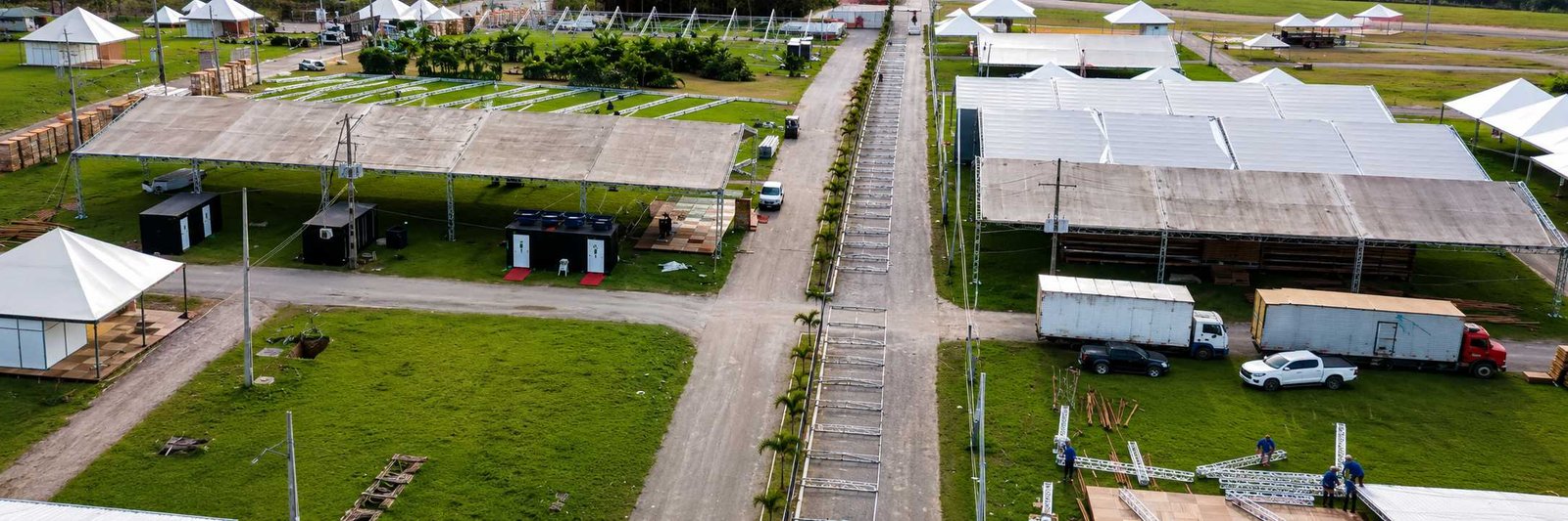 Estrutura da Rondônia Rural Show 2026 em montagem no Centro Tecnológico Vandeci Rack em Ji-Paraná.