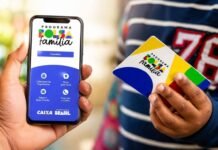 Aplicativo do Bolsa Família ganha recursos para facilitar consulta de benefícios Aplicativo do Bolsa Família exibido em celular ao lado de cartão do programa segurado por criança