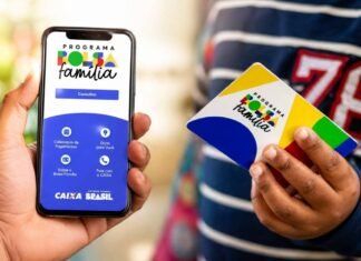 Aplicativo do Bolsa Família ganha recursos para facilitar consulta de benefícios Aplicativo do Bolsa Família exibido em celular ao lado de cartão do programa segurado por criança